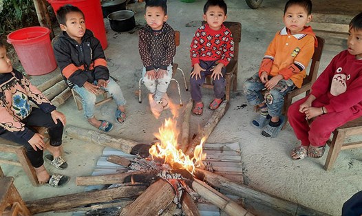 Nhà trường ở huyện miền núi Tương Dương (Nghệ An) đốt lửa sưởi ấm cho học sinh. Ảnh: Quang Đại
