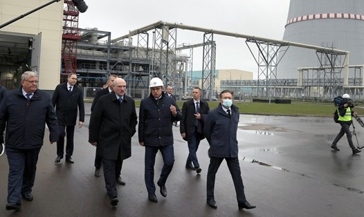 Tổng thống Belarus Aleksander Lukashenko (thứ hai từ trái) tham quan nhà máy điện hạt nhân gần thành phố Ostrovets, Belarus, ngày 7.11.2020. Ảnh: Sputnik