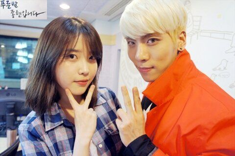 Jonghyun và IU khác công ty nhưng vẫn thân thiết. Ảnh: Cắt từ clip