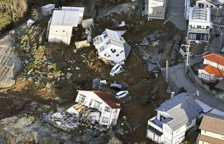 Nhà cửa bị hư hại sau động đất ngày 1.1 ở Nhật Bản. Ảnh: Twitter/NHK