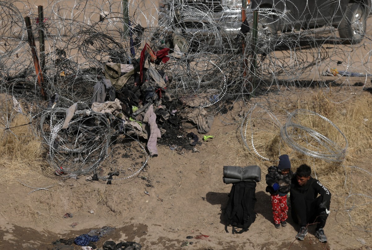 Mỹ sẽ mở lại các cửa khẩu tại miền nam nước này sau khi số lượng người di cư giảm xuống vào dịp năm mới. Ảnh: AFP