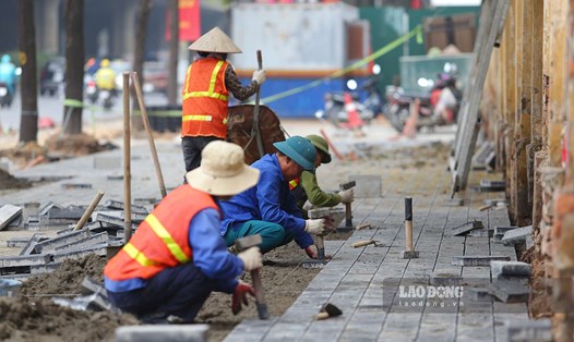 Vỉa hè nhiều tuyến phố Hà Nội được thay loại đá mới dịp cuối năm. Ảnh: Vĩnh Hoàng