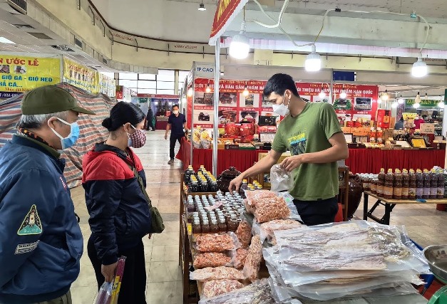 Không chỉ tại các siêu thị, nhiều hội chợ phục vụ người dân mua sắm Tết bắt đầu được triển khai trên cả nước. Ảnh: Vũ Long