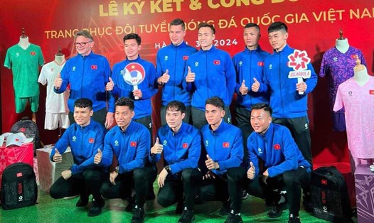 Các cầu thủ đội tuyển Việt Nam trong trang phục mới. Ảnh: JBL