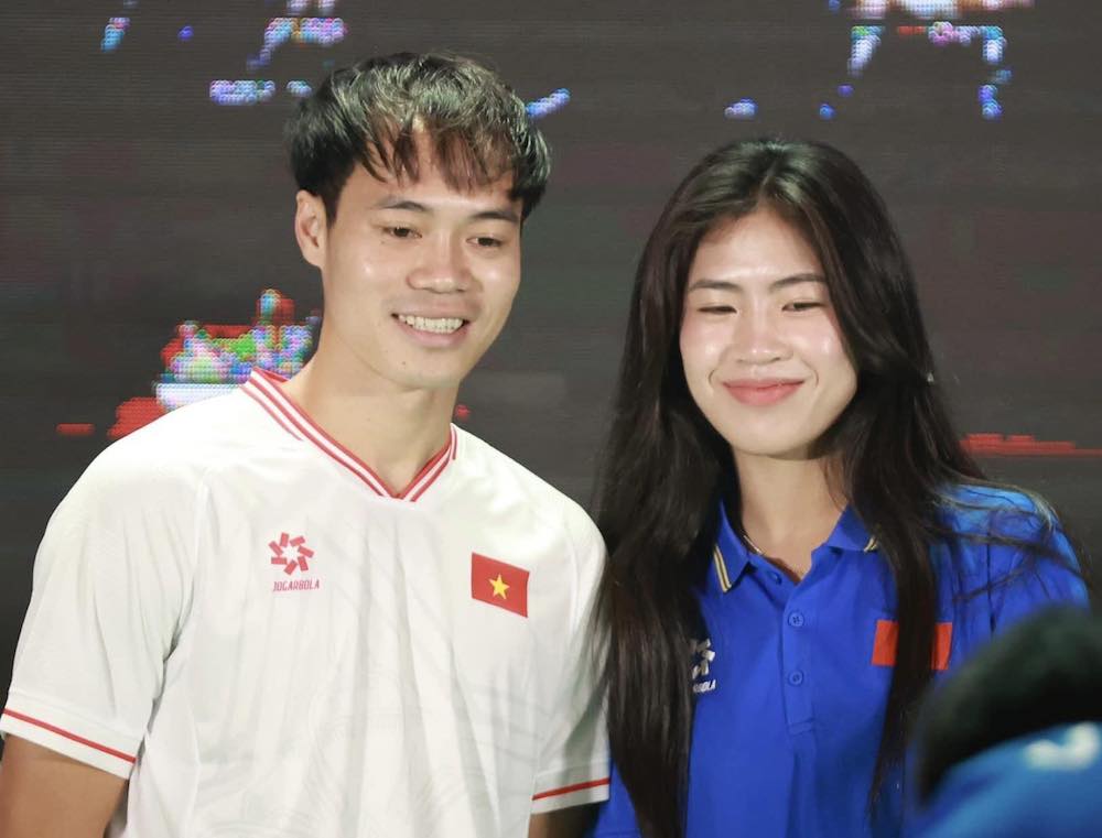 Tiền đạo Văn Toàn và tiền vệ Thanh Nhã tại lễ ra mắt trang phục đội tuyển quốc gia. Ảnh: Hải Hoàng