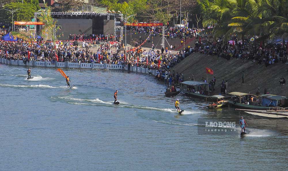 Bên cạnh đó là những màn biểu diễn lướt ván nghệ thuật khiến cho ngay cả người dân vùng sông nước Mường Lay cũng vô cùng thích thú.