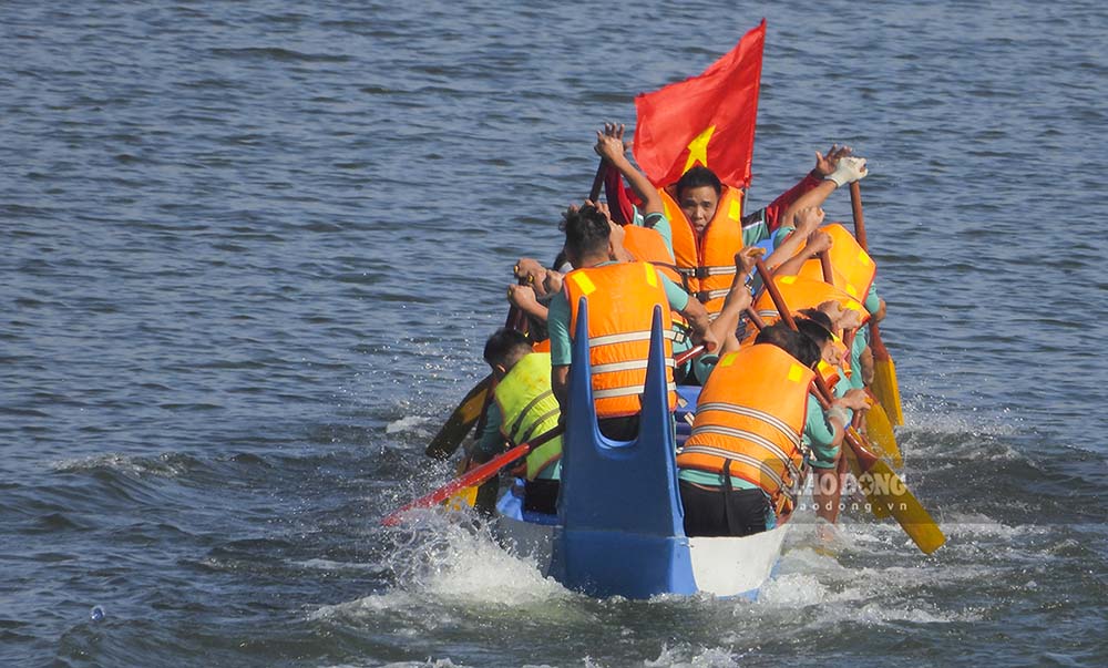 Từ khi phục dựng Lễ hội đua thuyền đuôi én - lễ hội truyền thống của đồng bào dân tộc Thái tại Mường Lay, đến nay đã trở thành hoạt động thường niên vào ngày đầu năm mới.