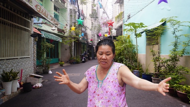 Người dân chia sẻ niềm vui vì đường hẻm được nới rộng hơn. Ảnh: NGỌC ÁNH 