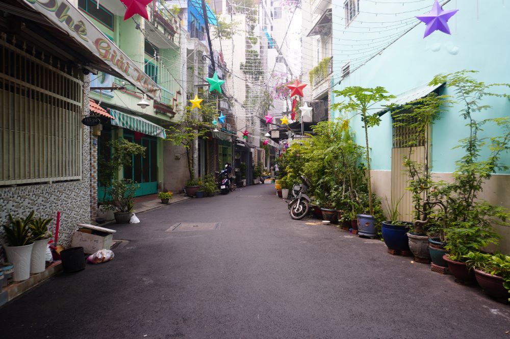 Cách đó hơn 2km, cũng tại Quận Phú Nhuận, hẻm 115 Nguyễn Công Hoan (phường 7) đã được mở rộng gấp đôi so với trước (từ 4m lên 8m). Theo người dân, 2 năm trước, chính quyền vận động 16 hộ hiến đất để thi công mở rộng với kinh phí 3,6 tỉ đồng.