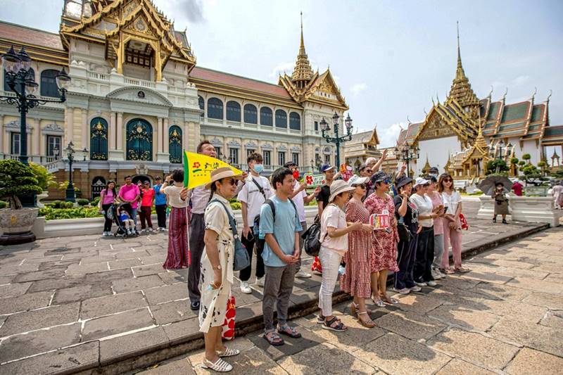 Du khách Trung Quốc tạo dáng chụp ảnh tại danh lam thắng cảnh Grand Palace ở Bangkok, Thái Lan vào ngày 7.2.2023. Ảnh: Xinhua