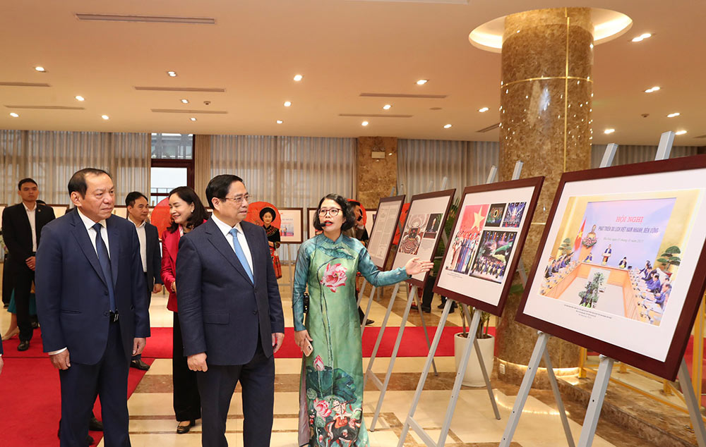 Thủ tướng Phạm Minh Chính thăm triển lãm về các thành tựu của ngành VHTTDL. Ảnh: Hải Nguyễn