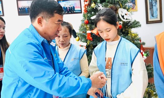 Lãnh đạo LĐLĐ tỉnh Thái Nguyên tặng quà người lao động khó khăn nhân dịp cuối năm 2023. Ảnh: CĐTN