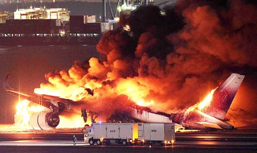 Máy bay của Japan Airlines bốc cháy. Ảnh: Jiji