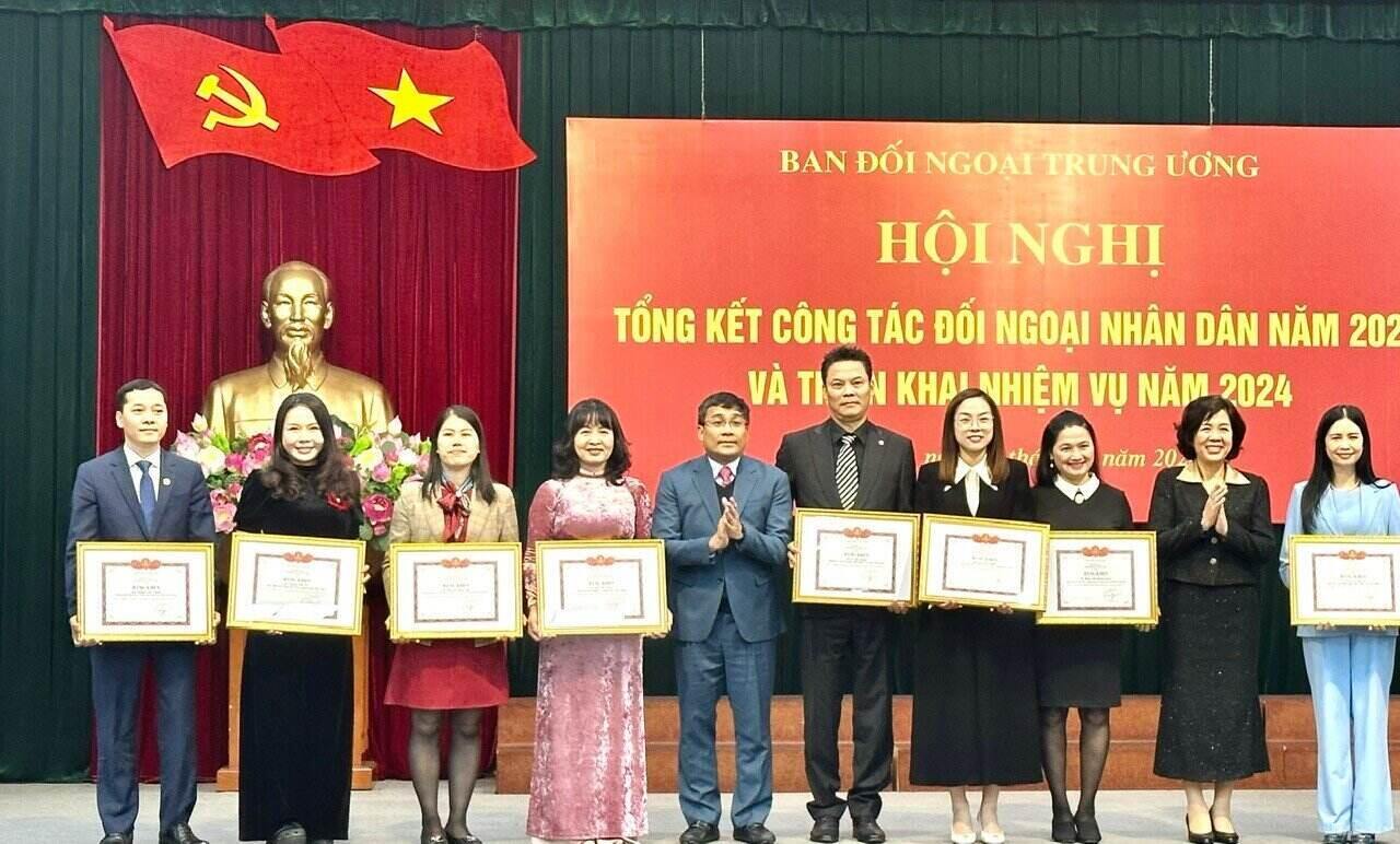 Ông Nguyễn Đức Thịnh (ngoài cùng bên trái)  - Trưởng ban Đối ngoại, Tổng Liên đoàn Lao Động Việt Nam - nhận bằng khen về thành tích xuất sắc trong công tác đối ngoại nhân dân năm 2023. Ảnh: Minh Minh 