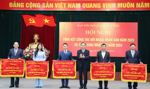 Phó Chủ tịch Tổng Liên đoàn Lao động Việt Nam Phan Văn Anh (ngoài cùng bên phải) đại diện Tổng Liên đoàn Lao động Việt Nam lên nhận cờ thi đua. Ảnh: Quang Vinh 