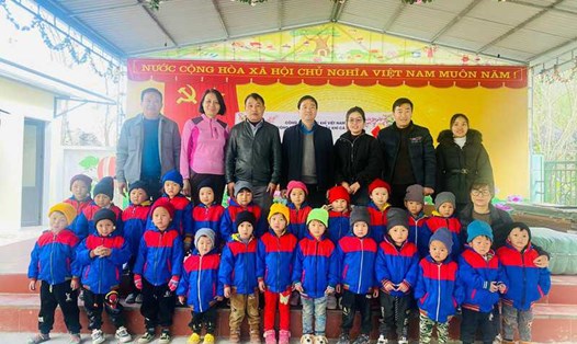 Công đoàn Dầu khí Việt Nam trao tặng đồ ấm cho một số trường học tại Hà Giang. Ảnh: Hải Yến