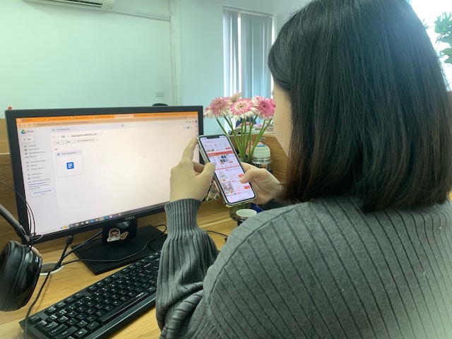 Chị Vân Anh lựa chọn hàng hoá trên trang thương mại điện tử thay vì mua sắc trực tiếp. Ảnh: Lê Hoa.