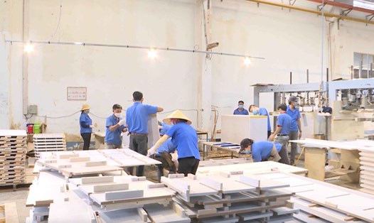 Người lao động ngành gỗ tại Khu công nghiệp Tam Phước, TP Biên Hoà, Đồng Nai bị ảnh hưởng việc làm do doanh nghiệp bị giảm đơn hàng. Ảnh: Hà Anh Chiến