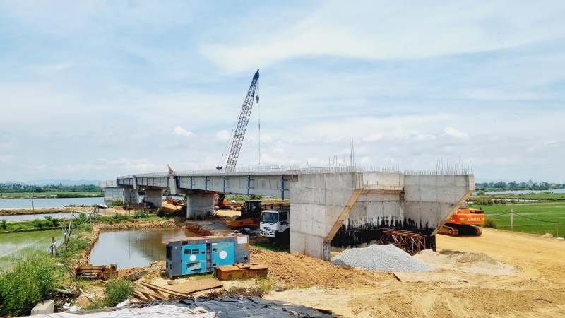 Công trình cầu Tam Tiến, huyện Núi Thành chậm tiến độ hơn 1 năm, do vướng mắc trong GPMB và thiếu đất đắp. Ảnh: Hoàng Bin. 