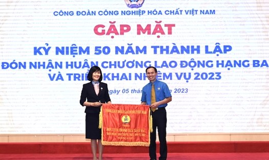 Đại diện Tổng Liên đoàn Lao động Việt Nam trao Cờ thi đua cho tập thể xuất sắc thuộc Công đoàn Công nghiệp Hoá chất Việt Nam (bên phải). Ảnh: CĐHC 