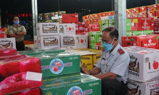 Đoàn kiểm tra công tác đảm bảo an toàn thực phẩm tại chợ đầu mối ở TPHCM. Ảnh: Thanh Chân