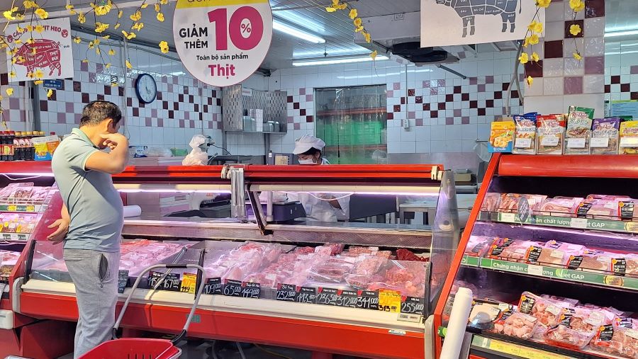 Nhiều siêu thị tung khuyến mãi thịt lợn để thu hút khách mua. Hình ảnh ghi nhận tại siêu thị BigC Long Biên lúc 16h ngày 3.1.2024. Ảnh: Đền Phú