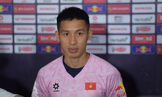 Tiền vệ Hùng Dũng trả lời truyền thông trước buổi tập của tuyển Việt Nam. Ảnh: Nguyễn Giang