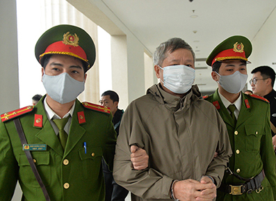 Dẫn giải bị cáo Phạm Công Tạc vào phòng xét xử. Ảnh: Quang Việt