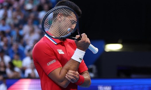 Chấn thương cổ tay đã ảnh hưởng đến lối chơi của Novk Djokovic. Ảnh: Fox Sports