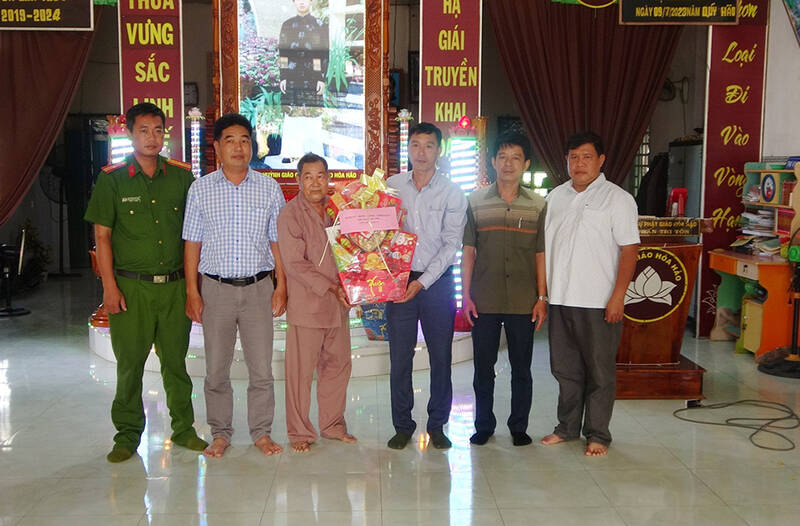 Lãnh đạo huyện Tri Tôn và thị trấn Tri Tôn (tỉnh An Giang) tặng quà chúc mừng Ban Trị sự Giáo hội Phật giáo Hòa Hảo thị trấn Tri Tôn. Ảnh: UBND tỉnh An Giang 