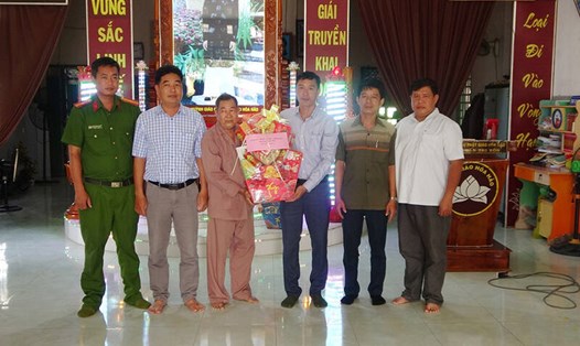 Lãnh đạo huyện Tri Tôn và thị trấn Tri Tôn (tỉnh An Giang) tặng quà chúc mừng Ban Trị sự Giáo hội Phật giáo Hòa Hảo thị trấn Tri Tôn. Ảnh: UBND tỉnh An Giang 