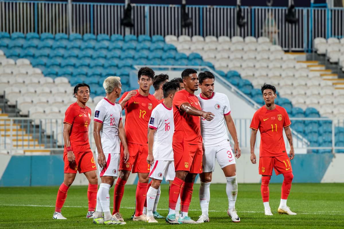 Tuyển Trung Quốc (áo đỏ) vừa thua tuyển Hong Kong (Trung Quốc) ở trận giao hữu chuẩn bị cho Asian Cup 2023. Ảnh: HKFA