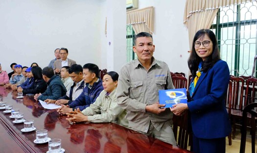 Bà Nguyễn Thị Thu Thủy - Chủ tịch LĐLĐ tỉnh Tuyên Quang trao tặng quà cho công nhân có hoàn cảnh khó khăn của Công ty CP Xi măng Tuyên Quang. Ảnh: LĐLĐ Tuyên Quang.