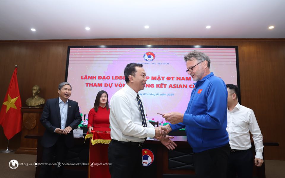 Huấn luyện viên Troussier cảm ơn sự quan tâm của Thường trực Ban chấp hành Liên đoàn bóng đá Việt Nam. Ảnh: VFF