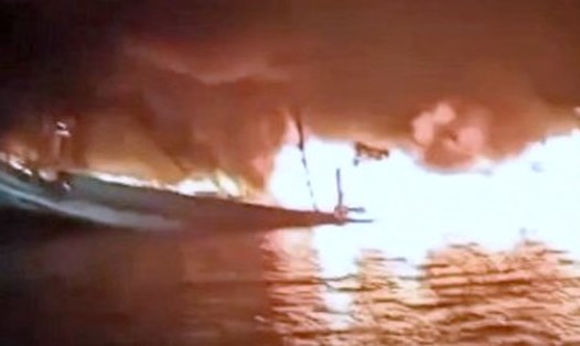 Tàu cá đang cháy và chìm chủ tàu khai do kẻ lạ ném bơm xăng. Ảnh: Công an cung cấp