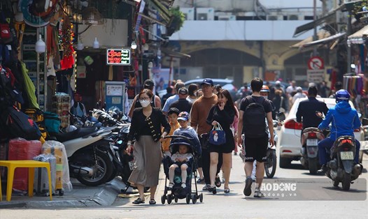 Vỉa hè một số tuyến phố ở Hà Nội mất hoàn toàn công năng là dành cho người đi bộ. Ảnh: Tô Thế

