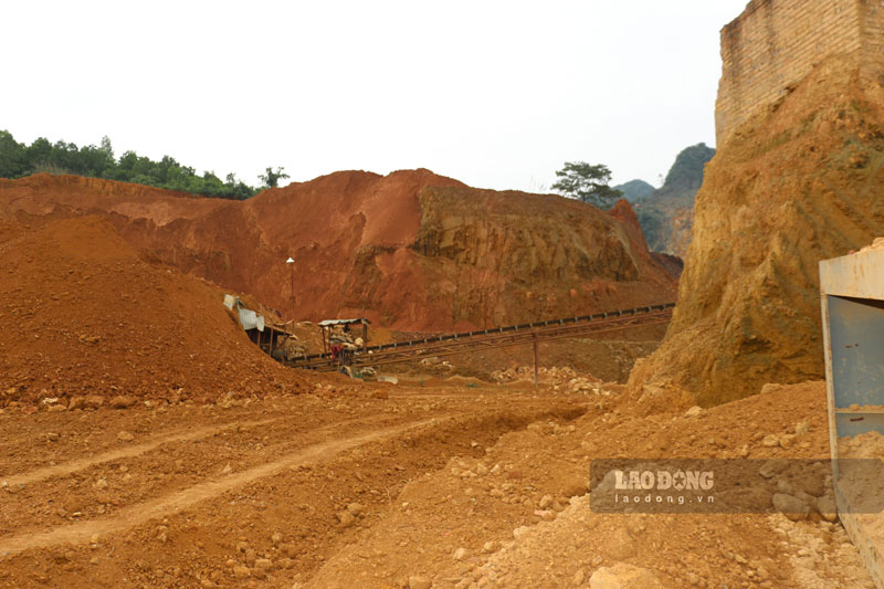 Quá trình điều tra xác định, bị can Thắng đã chỉ đạo, tổ chức khai thác trái phép trên 47.000 m3 đất để làm nguyên liệu sản xuất gạch,  tổng giá trị  trên 5,8 tỷ đồng.