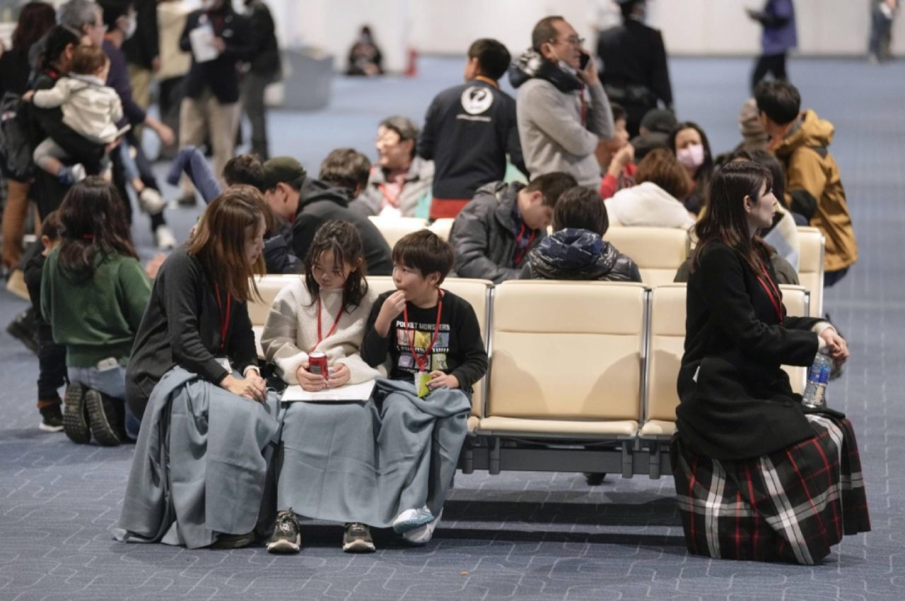 Hành khách của Japan Airlines được sơ tán an toàn. Ảnh: Kyodo