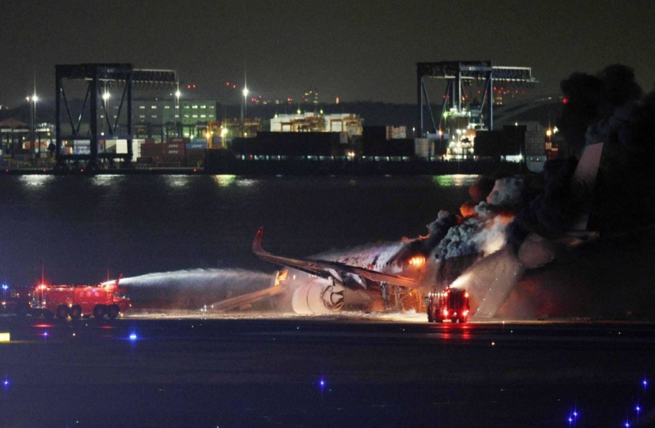 Máy bay của Japan Airlines bốc cháy sau khi va chạm. Ảnh: Jiji