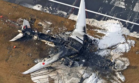 Máy bay của Japan Airlines bị cháy rụi sau va chạm ngày 2.1.2024. Ảnh: Kyodo