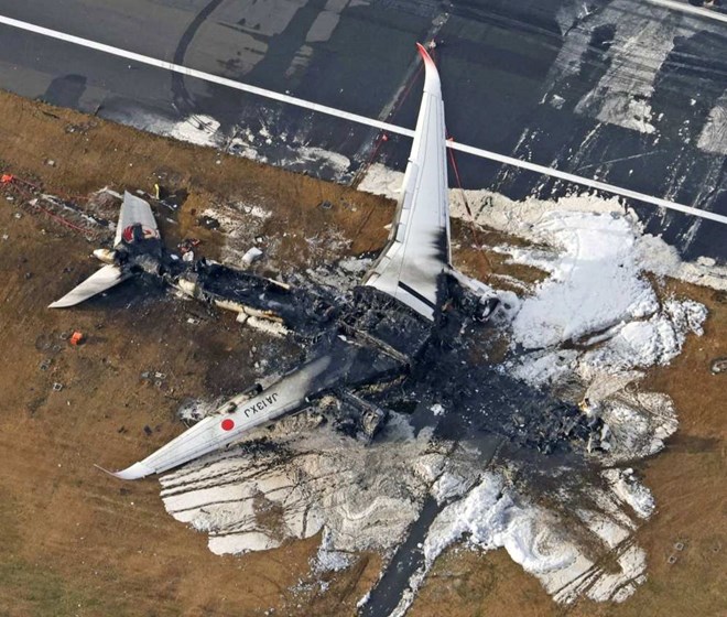Dần hé lộ nguyên nhân vụ cháy máy bay Nhật Bản thảm khốc