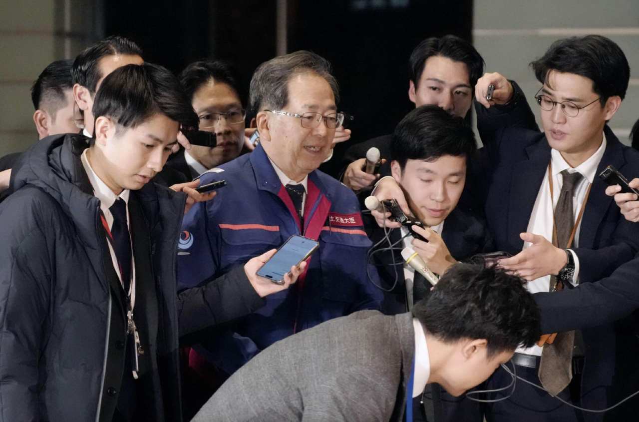 Bộ trưởng Giao thông Nhật Bản Tetsuo Saito (giữa) đến Văn phòng Thủ tướng ở Tokyo hôm 2.1 vụ va chạm máy bay. Ảnh: Kyodo
