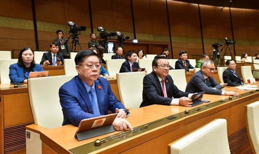 Các đại biểu Quốc hội nhấn nút biểu quyết thông qua dự án Luật Đất đai (sửa đổi) ngày 18.1.2024. Ảnh Quochoi.vn