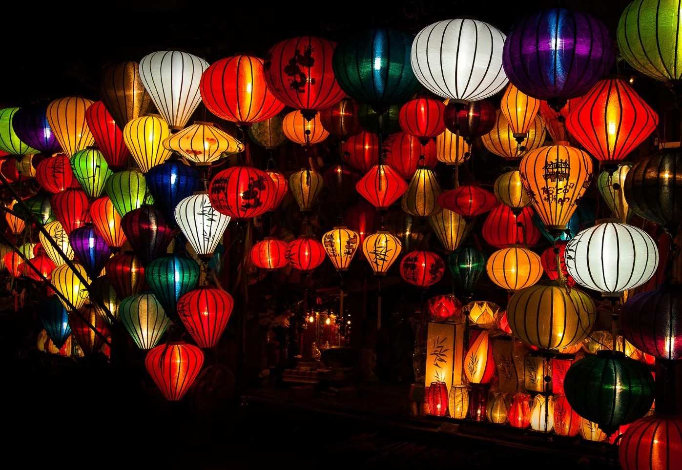 Các ngành nghề thủ công truyền thống ở Hội An đã thành sản phẩm du lịch độc đáo, mang lại nhiều giá trị kinh tế lẫn văn hóa. Ảnh: Thanh Chung
