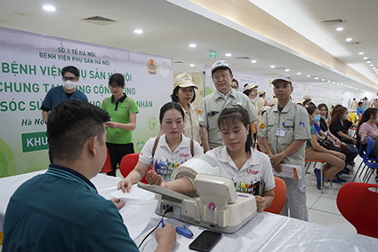 Ông Phan Thanh Hải (đứng ngoài cùng bên phải) tại buổi khám sức khỏe cho công nhân. Ảnh: Nhân vật cung cấp