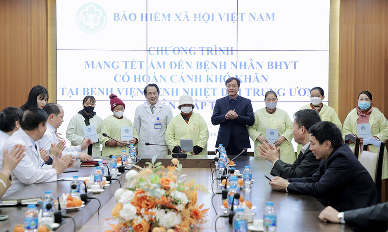 Ông Phan Văn Mến - Giám đốc BHXH TP Hà Nội tặng quà tập thể y, bác sĩ bệnh viện. Ảnh: BHXHVN