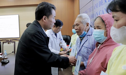 Tổng Giám đốc BHXH Việt Nam Nguyễn Thế Mạnh tặng quà bệnh nhân có hoàn cảnh khó khăn. Ảnh: BHXHVN