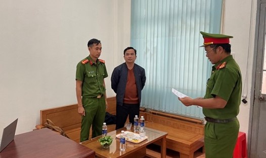 Công an tỉnh Gia Lai đọc lệnh bắt tạm giam ông Lê Cảnh Phú. Ảnh: Công an Gia Lai