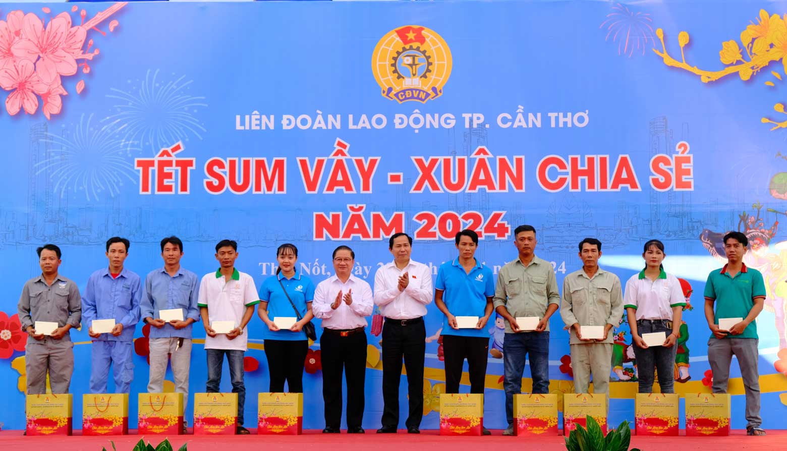 Ông  và ông Trần Việt Trường - Chủ tịch UBND TP Cần Thơ trao quà cho đoàn viên, người lao động. Ảnh: Mỹ Ly
