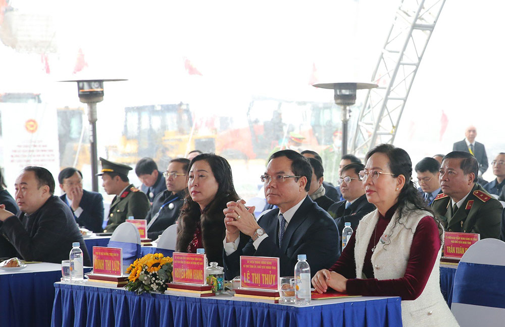 Chủ tịch Tổng Liên đoàn Lao động Việt Nam Nguyễn Đình Khang và các đại biểu dự buổi lễ. Ảnh: Hoa Hiên 